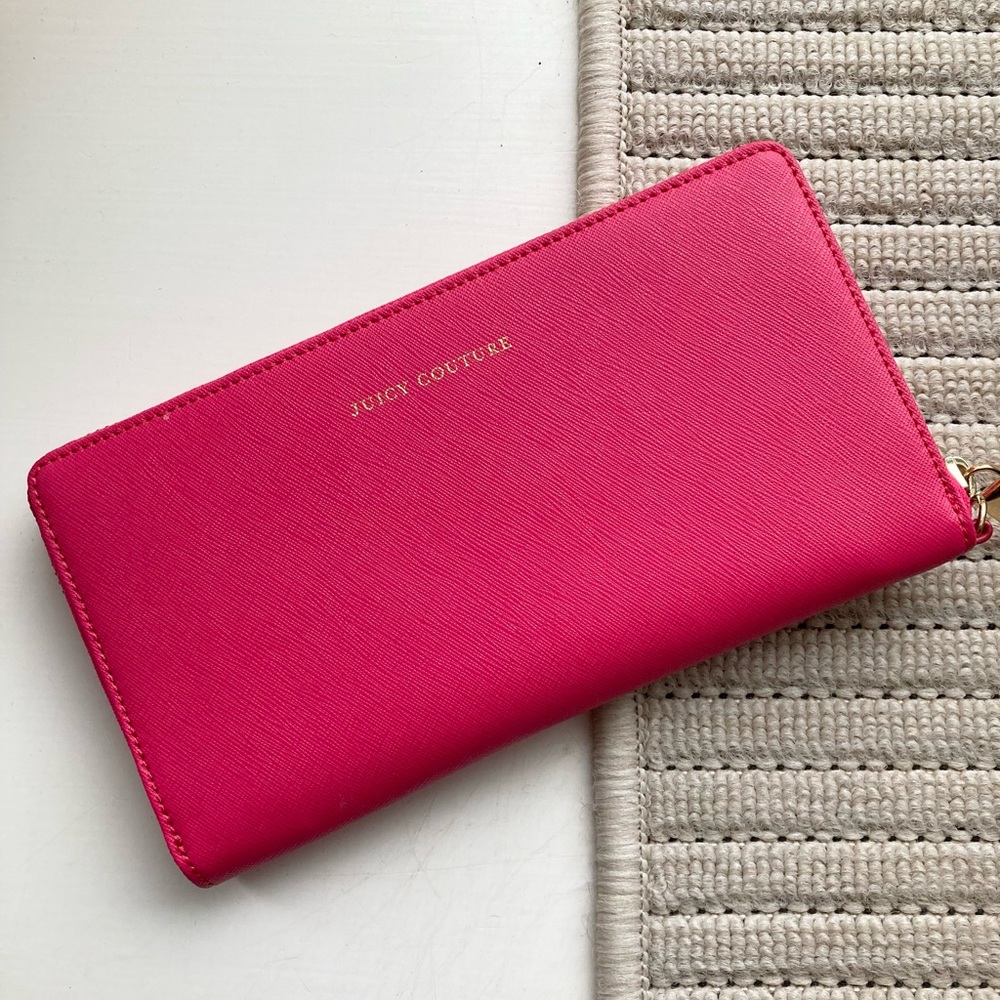 JUICY COUTURE Leather Phone Charging Wallet, in EUC